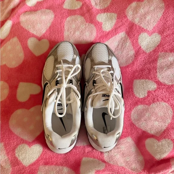 Nike women’s White and Silver Running Sneakers with Black Swoosh - Picture 6 of 6